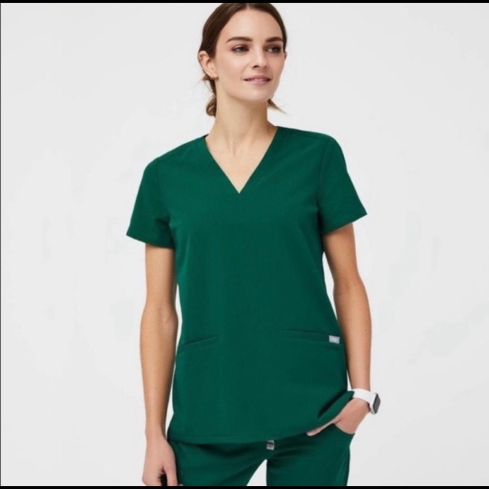 Wear FIGS - Casma Three-Pocket Scrub Top - Hunter Green - XS